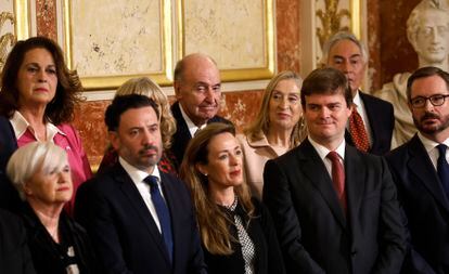 Uno de los ponentes de la Constitución española Miquel Roca (en el centro y al fondo), junto a diputados y letrados en el Salón de los Pasos Perdidos del Congreso de los Diputados.