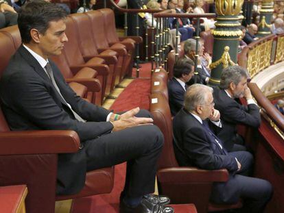 El secretario general del PSOE en la tribuna de invitados del hemiciclo junto al expresidente del Gobierno Jos&eacute; Mar&iacute;a Aznar.