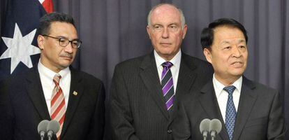 Los ministros de Transporte de Malasia (i), Australia (c) y China, este lunes en Camberra.