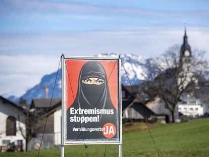 Cartel a favor de la prohibición del burka en la localidad suiza de Oberdorf, el pasado febrero.