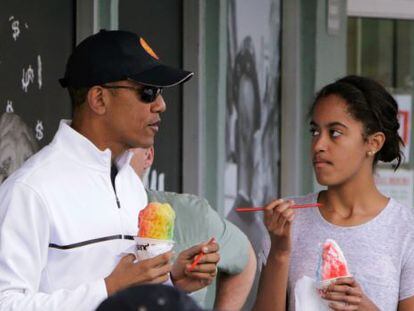 Mal&iacute;a Obama conversa con su padre el verano pasado. 