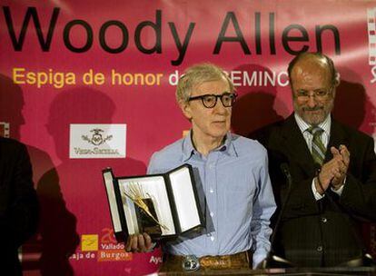 Woody Allen muestra la Espiga de Honor de la Seminci