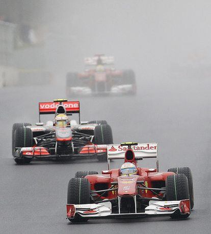 Fernando Alonso, al frente de la carrera de Yeongam, ante Hamilton y Massa, que fueron segundo y tercero.