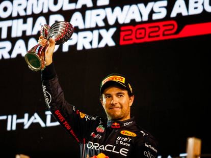 Checo Pérez levanta el trofeo del tercer lugar en el Gran Premio de Abu Dabi, este domingo.