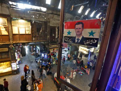 Cartel electoral del presidente sirio, Bachar el Asad, el miércoles en un bazar del centro histórico de Damasco.