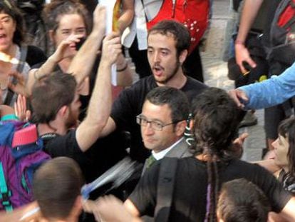 El diputado del PSC Jordi Terrades es increpado a su llegada al Parque de la Ciutadella de Barcelona.