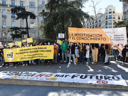 Varias personas del sector de la investigación sostienen pancartas durante una concentración para exigir al Ministerio de Ciencia que no modifique la Ley de Ciencia frente al Congreso de los Diputados, a 7 de febrero de 2022, en Madrid.