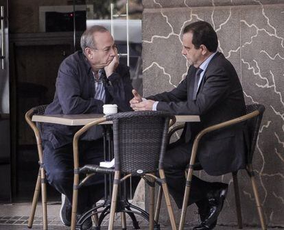 El juez Jos&eacute; Castro (a la izquierda de la imagen) tom&aacute; un caf&eacute; con el fiscal Pedro Horrach, en noviembre de 2012.