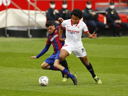 Pedri disputa el balón con Koundé este sábado en el Sánchez Pizjuán.