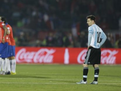 Messi contempla el panorama mientras los jugadores chilenos se conjuran antes de los penaltis.