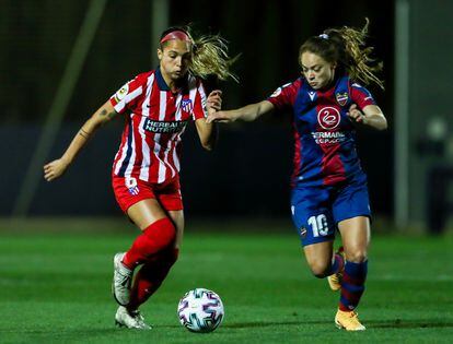 Deyna Castellanos (izquierda) y Banini disputan el balón este jueves en el partido de Liga entre el Levante y el Atlético.