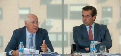 El presidente de Acerinox, Rafael Miranda, junto al consejero delegado, Bernardo Velázquez.