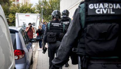 Agents de la Guàrdia Civil en l'operatiu a Sant Julià de Ramis contra el referèndum de l'1-O