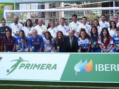 Jugadoras de los 16 equipos, en la sede de Ibedrola, en Madrid. En vídeo, declaraciones de Rubiales, presidente de la Federación.
