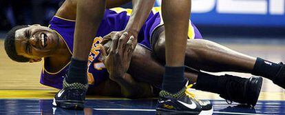 Bynum se duele de la rodilla derecha en el partido de los Lakers contra los Grizzlies.