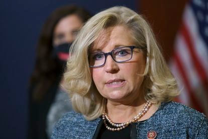 Liz Cheney habla con los periodistas en el Capitolio de Washington.