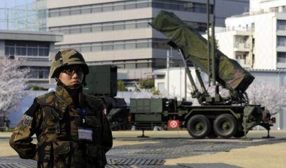 Un soldado japonés vigila junto a una unidad dotada de sistemas de misiles tierra-aire situada en las instalaciones del Ministerio de Defensa.