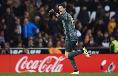 Courtois celebra el empate del Madrid en Mestalla.