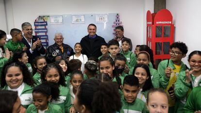 Algunos de los niños del Instituto Neymar Jr. junto a Jair Bolsonaro, durante su visita.