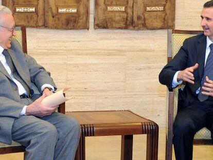 El presidente Asad habla con el enviado Brahimi durante la reunión mantenida hoy en Damasco, en una imagen difundida por la agencia Sana.