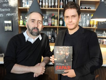 Br&uuml;hl y Gonz&aacute;lez, en su Bar Raval de Berl&iacute;n.