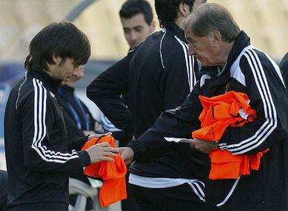 El segundo entrenador de la selección española, José Antonio Grande, entrega un peto a Silva.