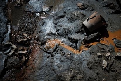 Lodo contaminado en el lecho del río Poopó.