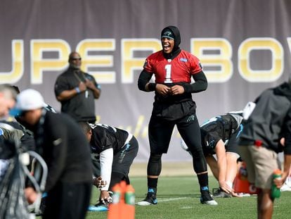 Cam Newton se entrena con los Carolina Panthers.