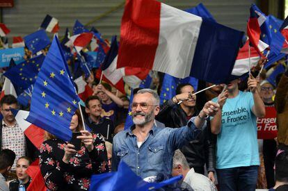 Partidarios del candidato del movimiento En Marche! a las elecciones presidenciales francesas, Emmanuel Macron, agitan banderas durante un mitin del político francés en París.