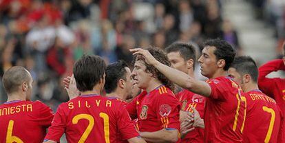 Los jugadores de la selección española celebran el gol de Xabi Alonso ante Arabia Saudí.