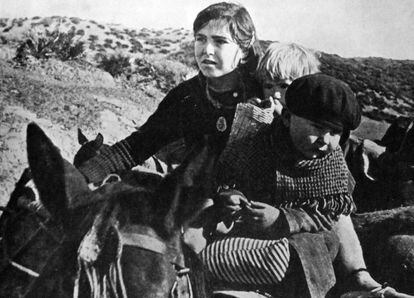 Niños huyendo de Málaga hacia Almería durante la Guerra Civil española.