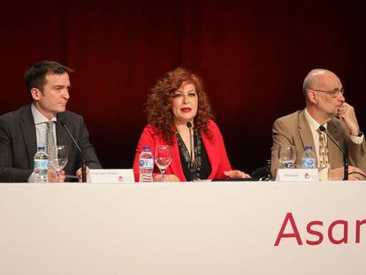 Directivos de la SGAE durante la asamblea. Entre ellos, la presidenta de la entidad, Pilar Jurado (segunda por la izquierda)