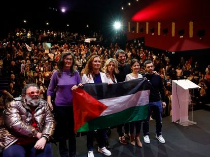 Los ministros de Sumar, con Yolanda Díaz en el centro, la portavoz de Más Madrid en la Asamblea, Manuela Bergerot, y el presentador del acto, Bob Pop, sostienen una bandera Palestina este domingo en Madrid.