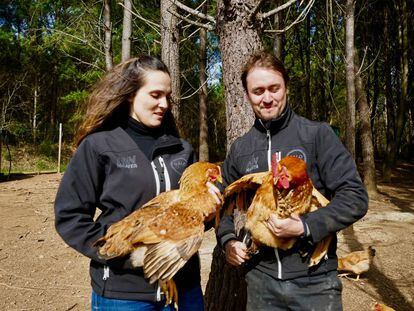 Patricia Lorenzo y David Sueiro, con ejemplares del galo celta.