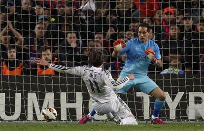 Bravo frente a Bale en el último clásico en el Camp Nou.