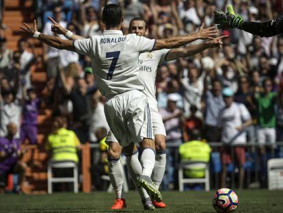 Cristiano Ronaldo abraza a Bale después del pase de gol del 1-0.