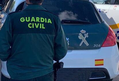 El detenido acusado de atropellar a su pareja en Marmolejo (Jaén) es trasladado por la Guardia Civil al juzgado.