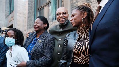 Muhammad Aziz (centro), con miembros de su familia y abogados, el jueves a las puertas del juzgado en Nueva York.