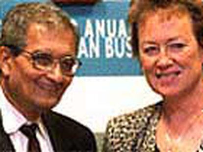 El Nobel Amartya Sen con la presidente de EBEN, Heidi von Weltzien, ayer en Valencia.