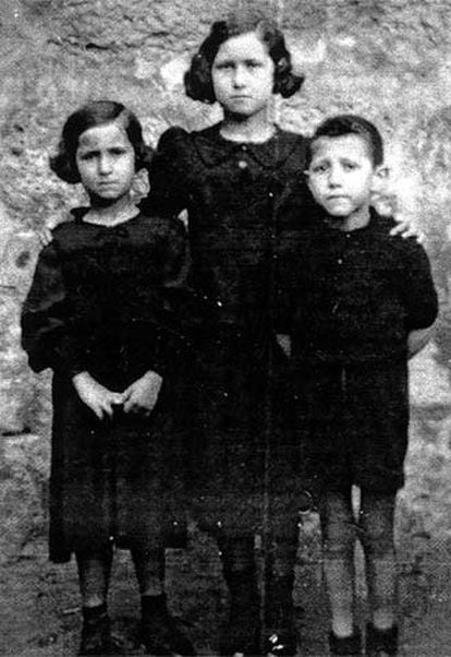 Rufina, en el centro, y Ampelio Antón, a la derecha, retratados de luto año y medio después de que se llevaran a su padre.