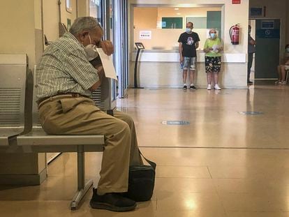 Un hombre espera en la entrada de Urgencias del Hospital Infanta Sofía para ser atendido.