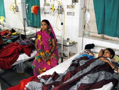 Mujeres ingresadas en el hospital CIMS en Bilaspur, tras someterse a cirugías de esterilzación / Foto: AP | Vídeo: Reuters