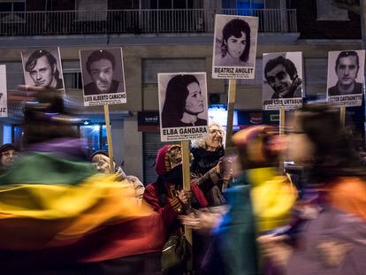 Asistentes a la marcha protestan con fotografías de los desaparecidos durante la dictadura uruguaya.