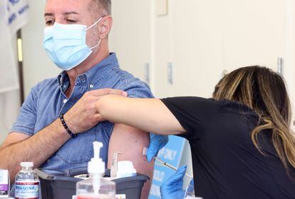 Un ciudadano recibe la vacuna contra la viruela del mono en la biblioteca de West Hollywood, en California.