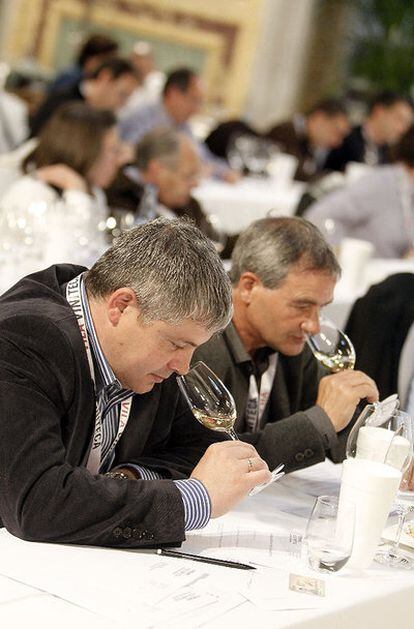 Una pareja de concursantes huele el vino.