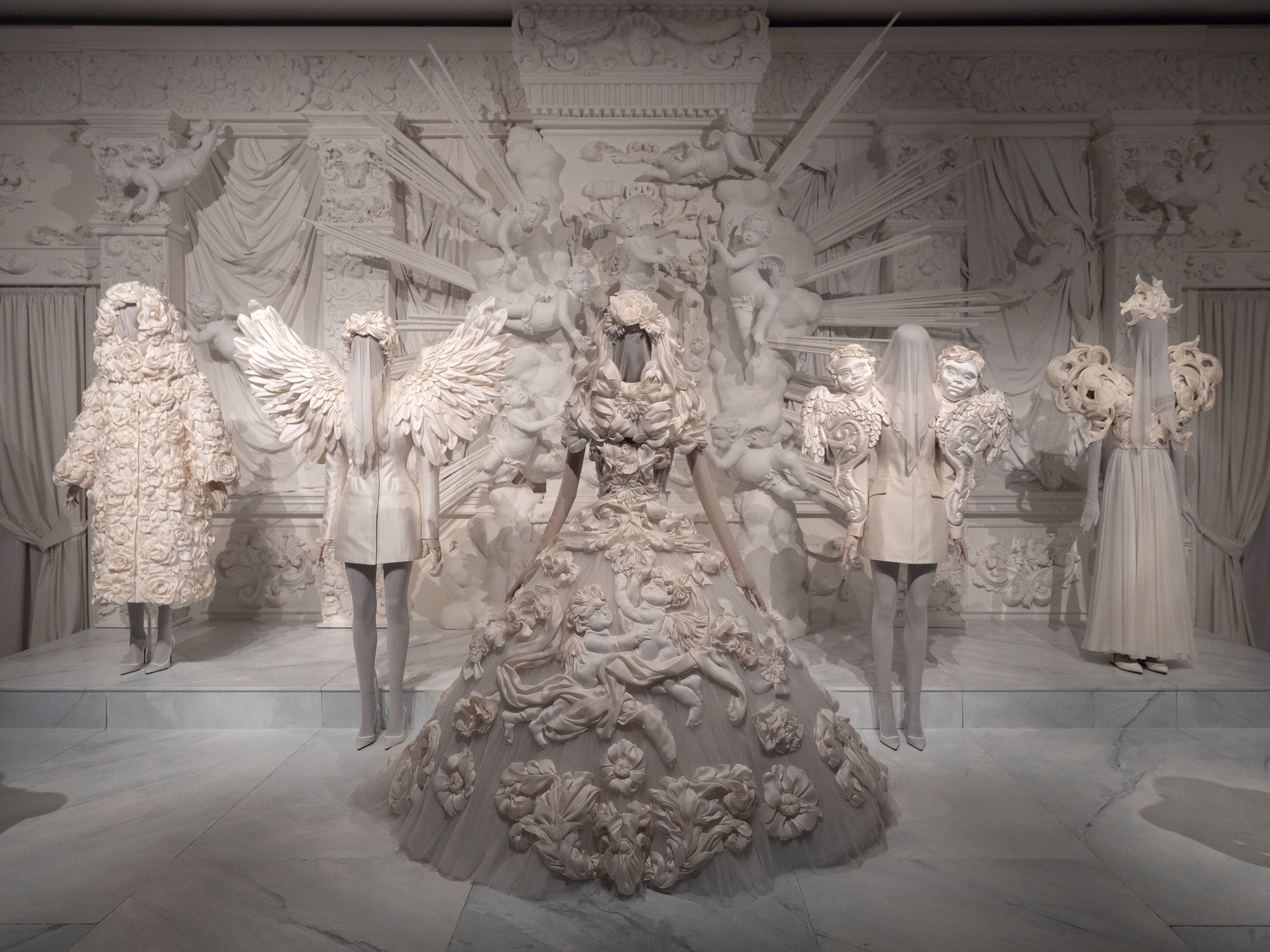 Una de las salas de palacio Reale de Milán que acoge la muestra 'Dolce & Gabbana: del corazón a las manos' hasta el mes de julio.