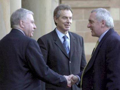 Tony Blair mira al primer ministro irlandés, Bertie Ahern, mientras estrecha al mano al secretario de Estado de Irlanda del Norte, Paul Murphy, en 2003.