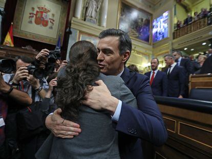 Pedro Sánchez abraza a Pablo Iglesias tras ser investido presidente del Gobierno, en enero del 2020.