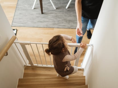 Doble cierre, fácil manejo y con indicador de seguridad: así es esta barrera de seguridad para niños top ventas en Amazon.