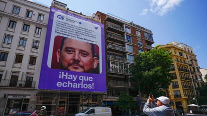 Lona instalada el viernes por Podemos en la calle dde Goya, con el rostro del hermano de Isabel Díaz Ayuso y una frase del exlíder del PP.